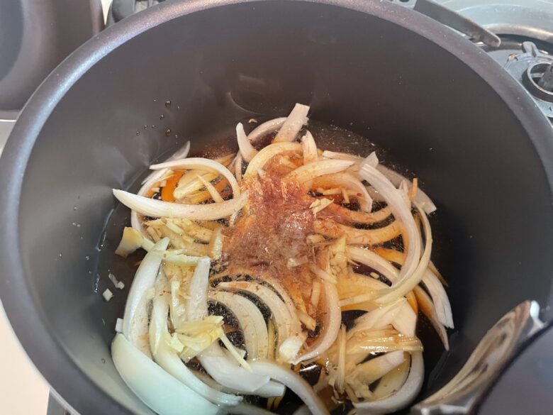 鍋に玉ねぎを入れて沸かす