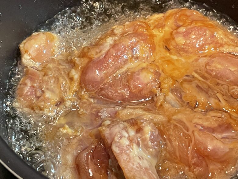 鶏肉を油で揚げる