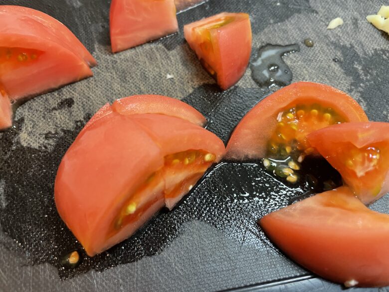 トマトを小さめに切る