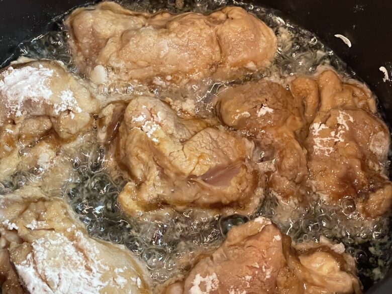 鶏肉を油で揚げる