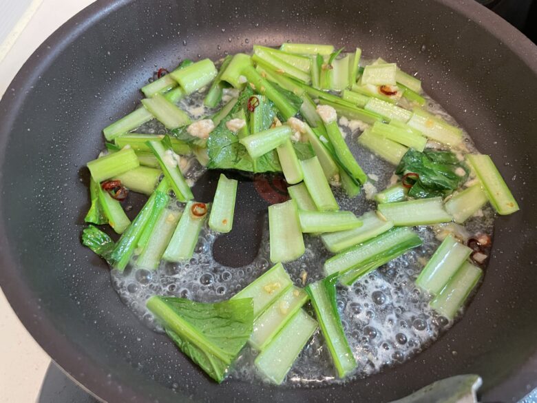 小松菜の茎を炒める