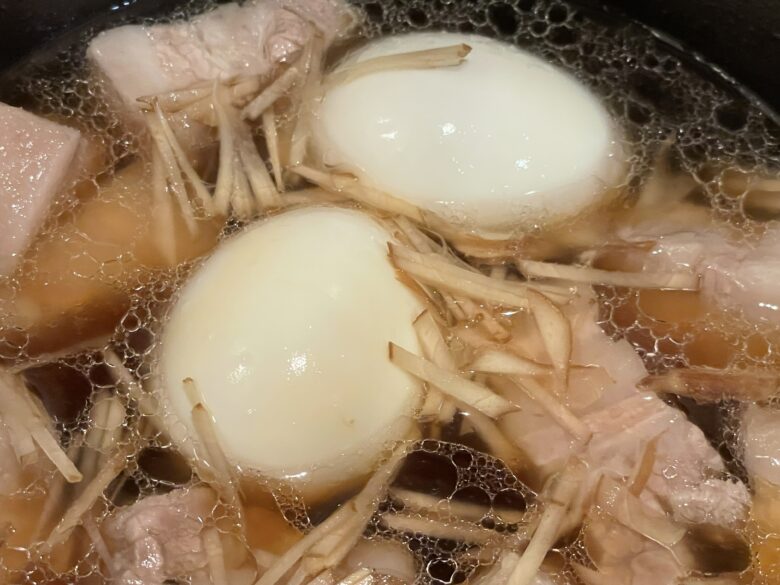 豚バラと卵をタレで煮込む