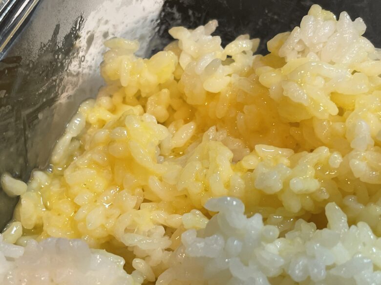 卵かけご飯を作る