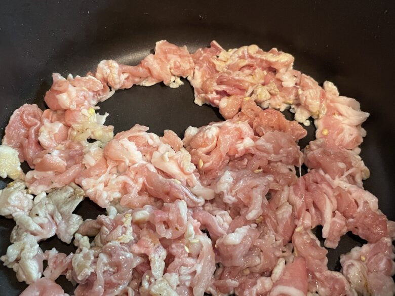 フライパンで豚肉を炒める