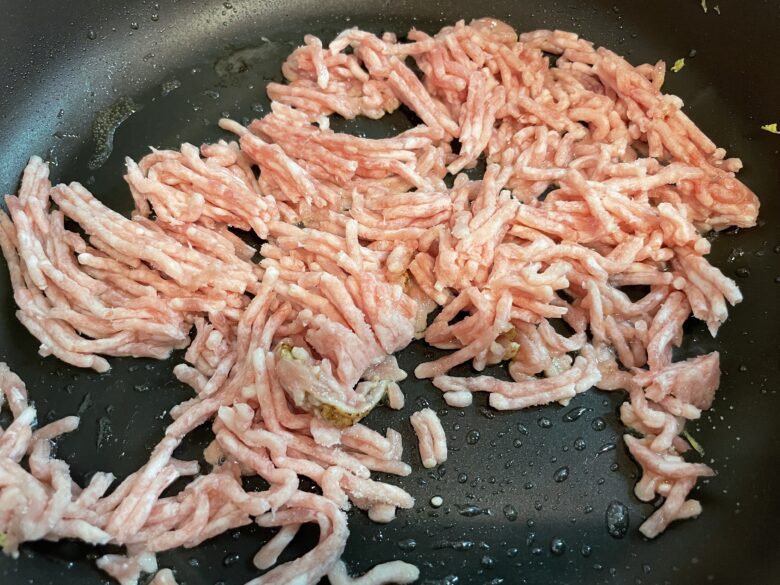 豚ひき肉を炒める