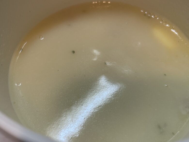 カップスープを溶かす