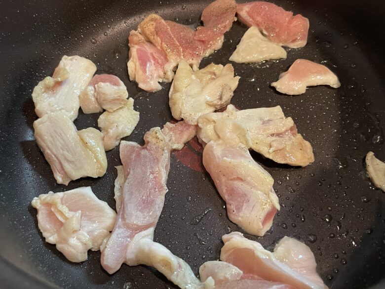 鶏肉を加えて炒める