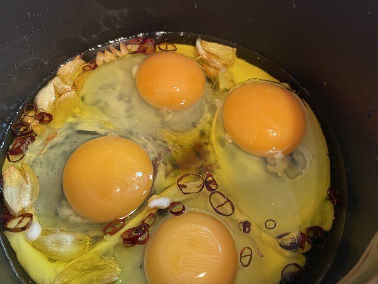 卵をオリーブオイルで煮る