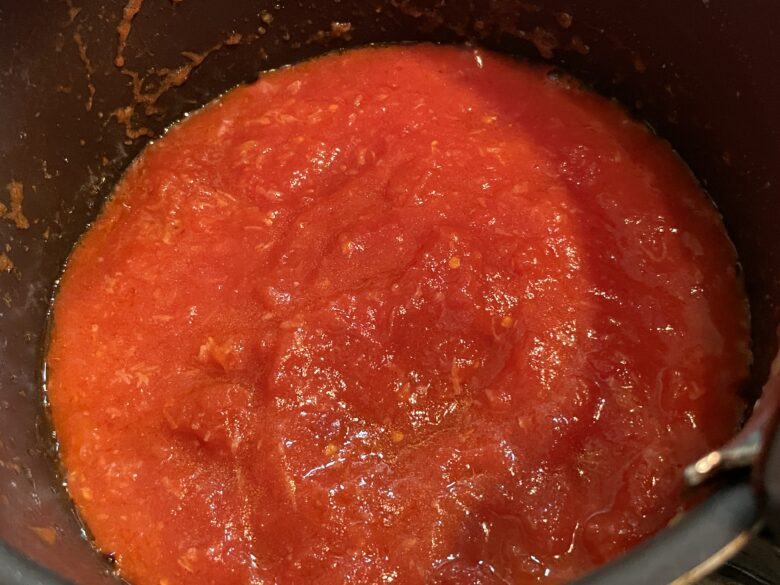 トマト缶を煮詰める