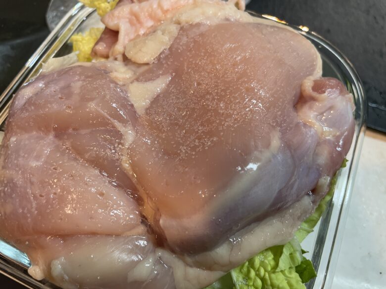 耐熱容器に鶏むね肉と白菜を入れる