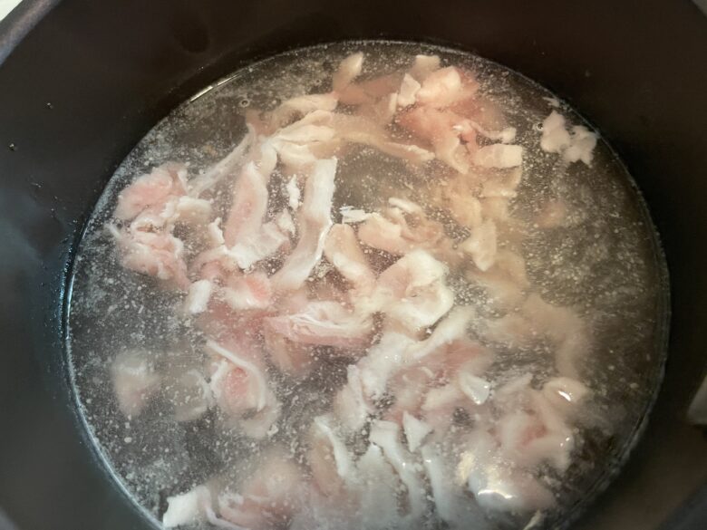 豚バラ肉を煮る