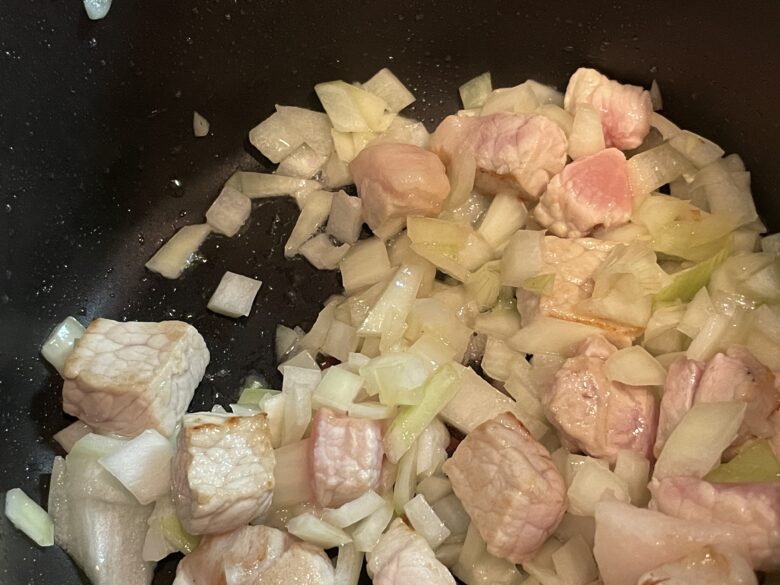 豚肉と玉ねぎを炒める
