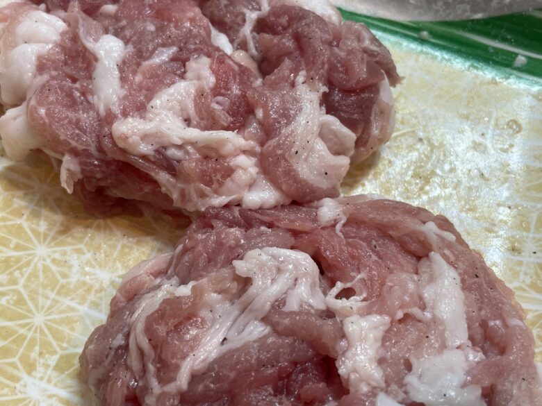 豚こま肉を整形する