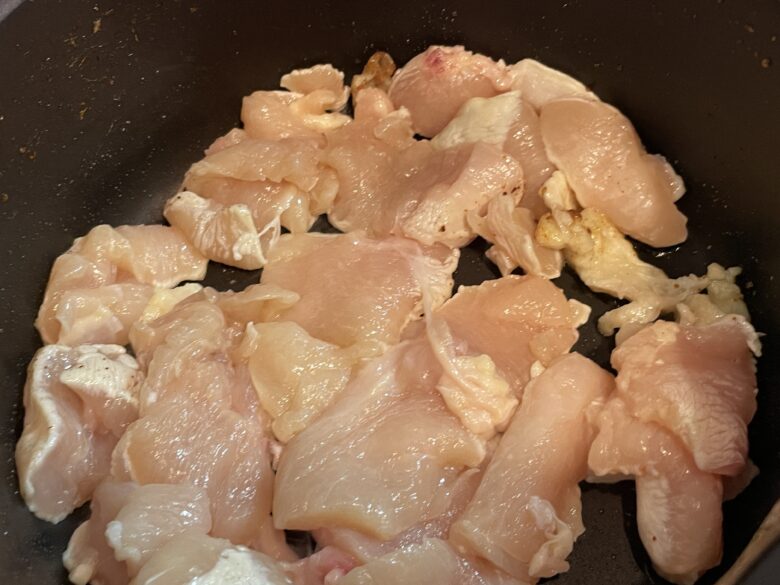 鶏肉を炒める