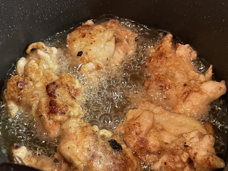 油で鶏肉を揚げる