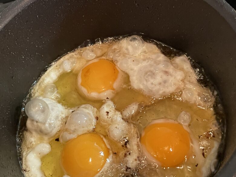 卵を揚げる