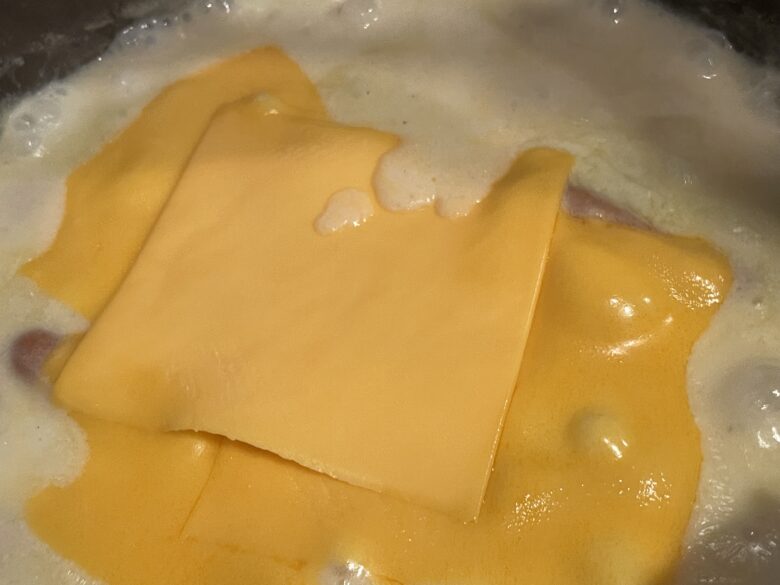 チェダーチーズを加えて溶かす